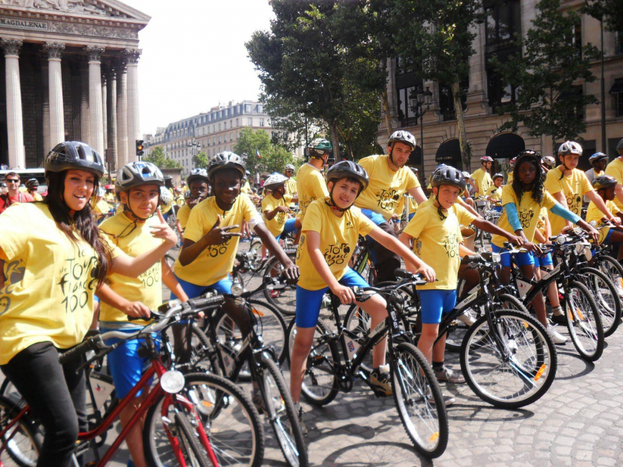 La Fondation FDJ accueille mille jeunes du  Secours populaire français sur le Tour de France  pour une journée de vacances et de cyclisme