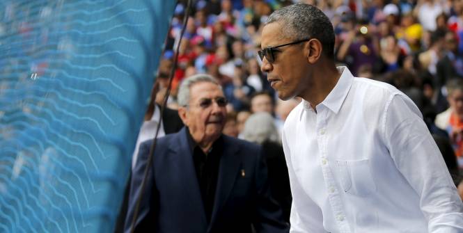 Barack Obama et Raul Castro au stade Latinoamericano de La Havane. (Reuters)