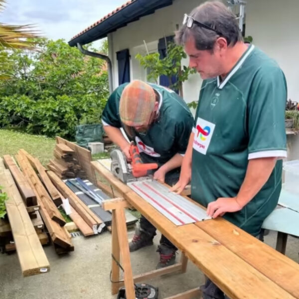 [SPORTFIVE] DES SUPPORTERS DE CLUBS ADVERSES EN TOP 14 RÉNOVENT UNE TERRASSE ENSEMBLE