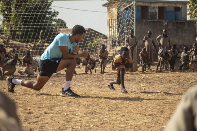 [BNP PARIBAS] Félix Auger-Aliassime en visite au Togo auprès des jeunes soutenus par  son programme solidaire, lancé en 2020 avec BNP Paribas