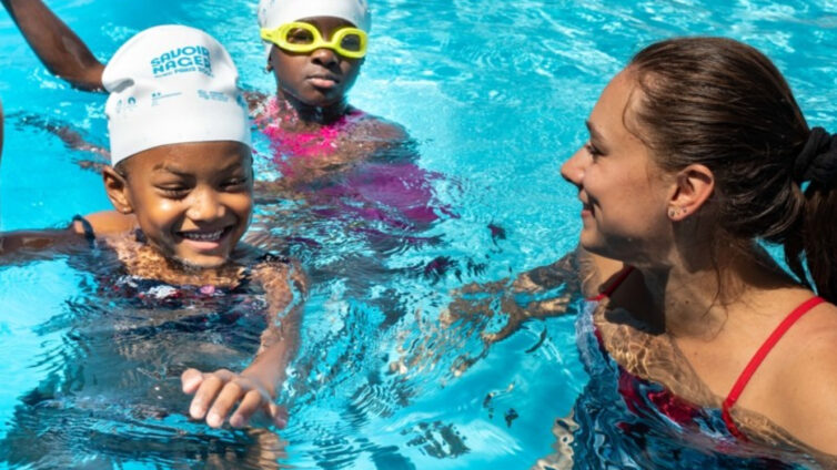 Paris 2024 s’associe avec EDF, la Fédération Française de Natation et l’Agence nationale du Sport pour déployer le programme « Savoir Nager » dans toute la France