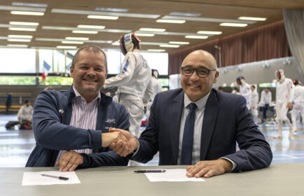 La Fédération Française d’Escrime et le Groupe Randstad ont signé une convention faisant de Randstad le partenaire principal de la FFE