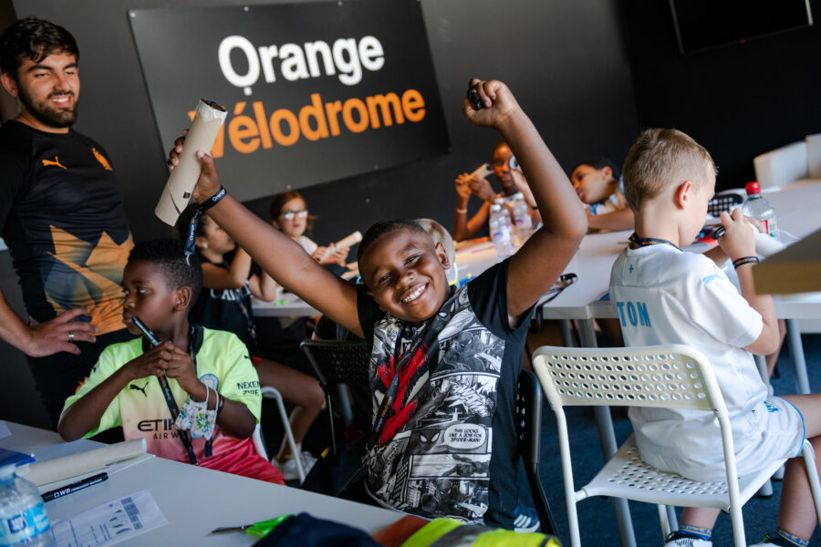 [Étude de cas des agences et prestataires] UNITEAM SUR LES BANCS DE L’ÉCOLE AVEC L’ORANGE  VÉLODROME SCHOOL