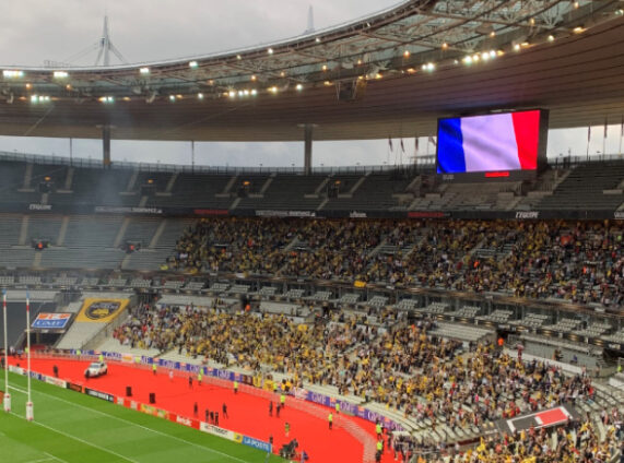 un « R » de renaissance monte autour d’un Stade de France qui résonne de nouveau avec son public.