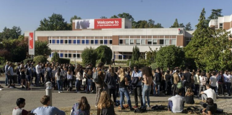 emlyon business school accueille les athlètes soutenus par la FDJ