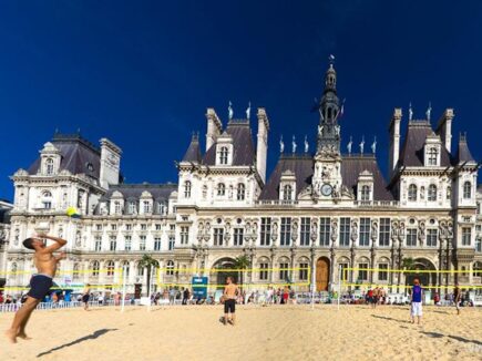 Jouez au beach-volley sur le parvis de l'Hôtel de Ville