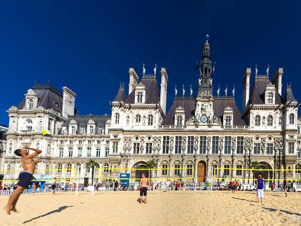 Jouez au beach-volley sur le parvis de l'Hôtel de Ville