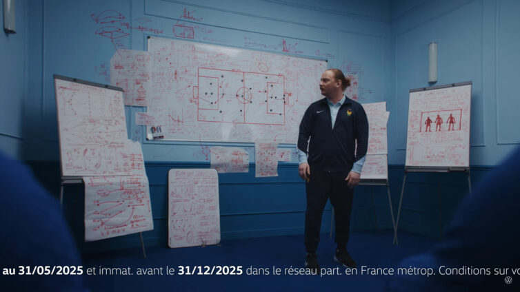 [Volkswagen x Sportfive] Volkswagen valorise sa gamme eHybrid avec un spot décalé et complice aux côtés des Bleus. Un film qui célèbre l’art de ne pas choisir