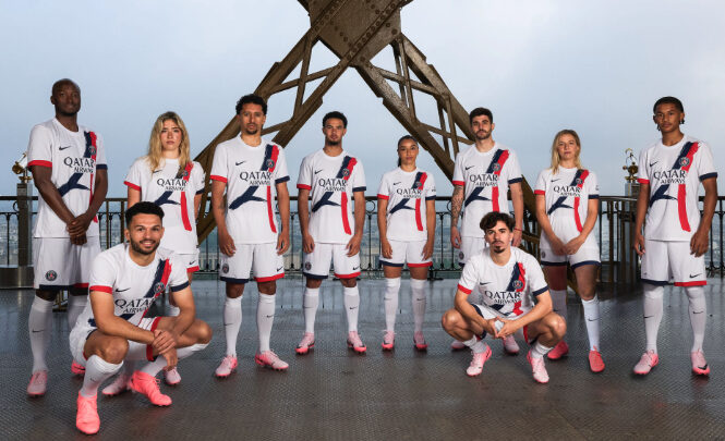 [ PSG ] Le nouveau maillot extérieur du Paris Saint-Germain illumine la Tour Eiffel !