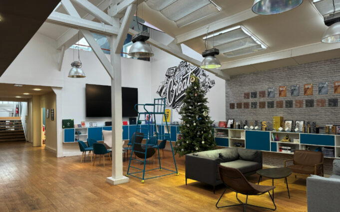 [The Fan Syndicate] Vous cherchez de nouveaux bureaux dans un magnifique loft atypique? Rejoignez The Fan Syndicate à Boulogne-Billancourt